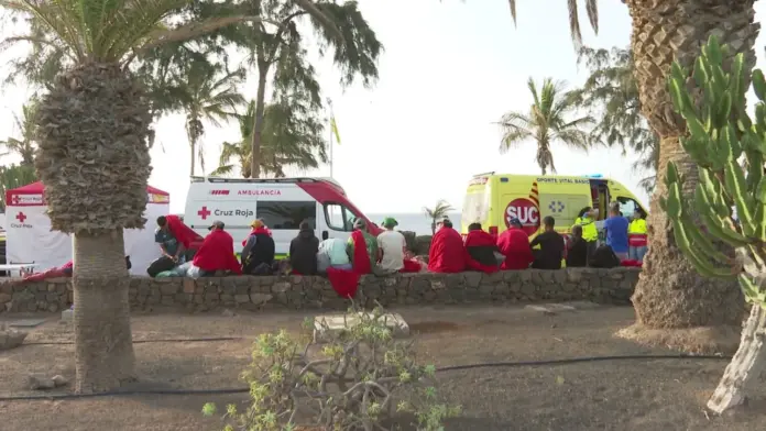 Grupo de migrantes llegados a Playa Bastián, en Teguise. Imagen RTVC