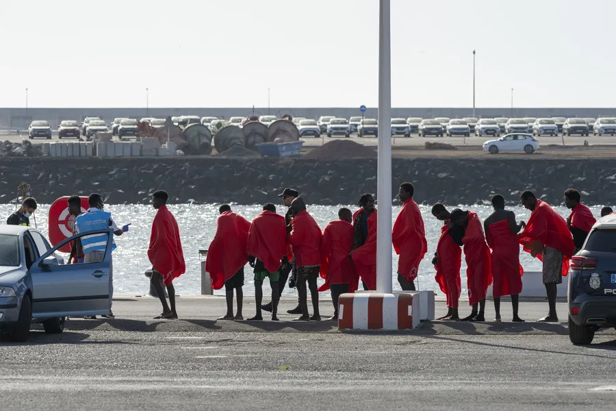 Llegada del grupo de migrantes rescatados por Salvamento Marítimo a Arrecife, Lanzarote. Imagen EFE