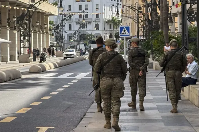militares desplegados en pleno centro de la ciudad autónoma de Ceuta este martes, un día antes de las elecciones legislativas en Marruecos este miércoles. EFE/Roberto Ruiz Oliva