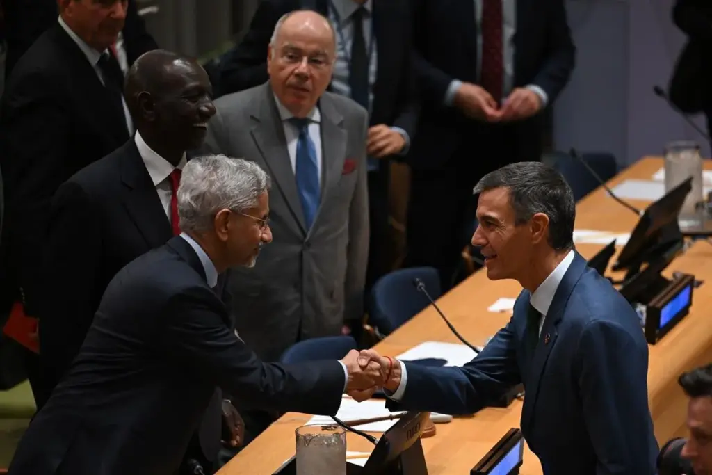 El presidente del Gobierno, Pedro Sánchez, saluda al ministro de Asuntos Exteriores de Ia India, Subrahmanyam Jaishankar, y al presidente de Kenia, William Ruto, a su llegada al evento Partners for Multilateralism (P4M). | Pool Moncloa/Borja Puig de la Bellacasa