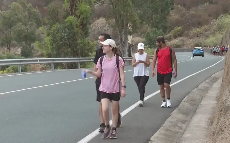 Protección, hidratación y precaución, claves para los peregrinos que suban caminando a Teror