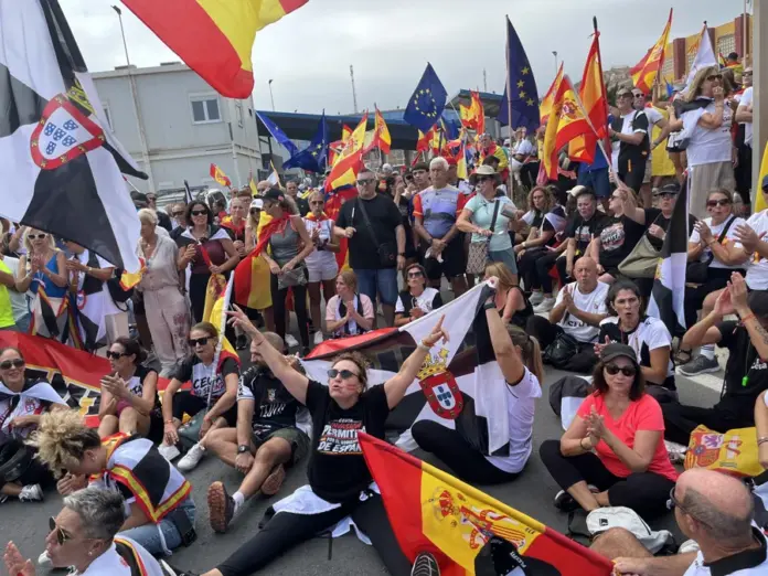 Un grupo de personas, convocadas por la federación provincial de asociaciones de vecinos de Ceuta, se concentran en la explanada de Juan XXIII para una marcha protesta hasta la frontera del Tarajal por la crisis migratoria que atraviesa Ceuta. EFE/Reduan