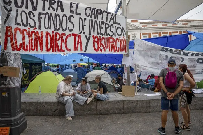 Vista de los carteles reivindicativos este lunes en la acampada en la madrileña Puerta del Sol en protesta por la situación de la vivienda. Imagen EFE