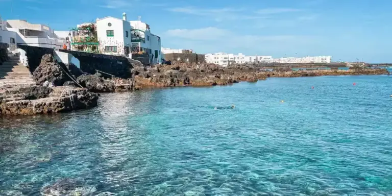 Muere una mujer mientras nadaba en aguas de Punta Mujeres, al norte de Lanzarote