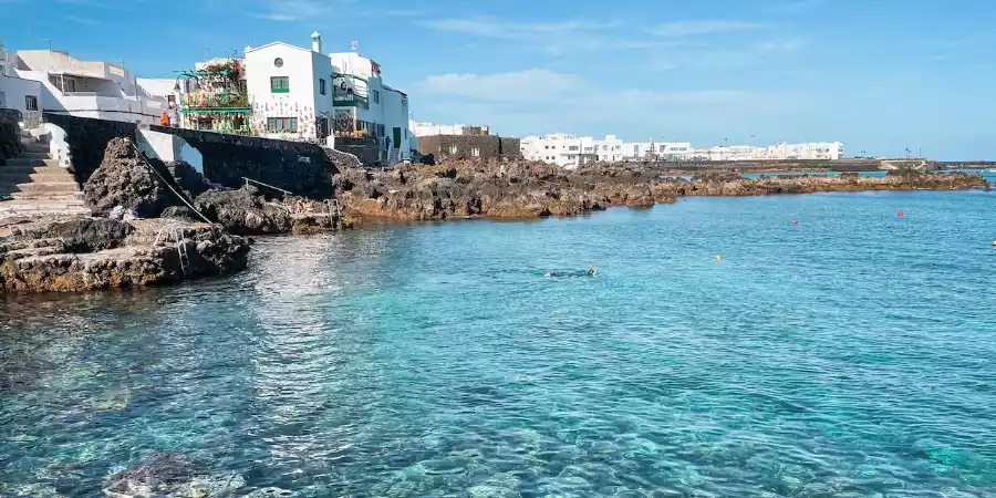 Muere una mujer mientras nadaba en aguas de Punta Mujeres, al norte de Lanzarote