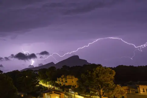 Una persona fallecida y los bomberos atienden 270 avisos por lluvia en Cataluña