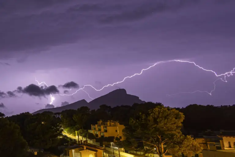 Una persona fallecida en Cataluña y vuelve la calma a Valencia tras las intensas tormentas