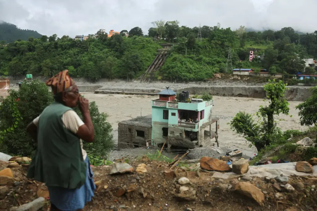 La última cifra total dada por las autoridades de Nepal y China cifra el número de muertos en 1.003 y el de desaparecidos a 4.462 personas a ambos lados de la montaña