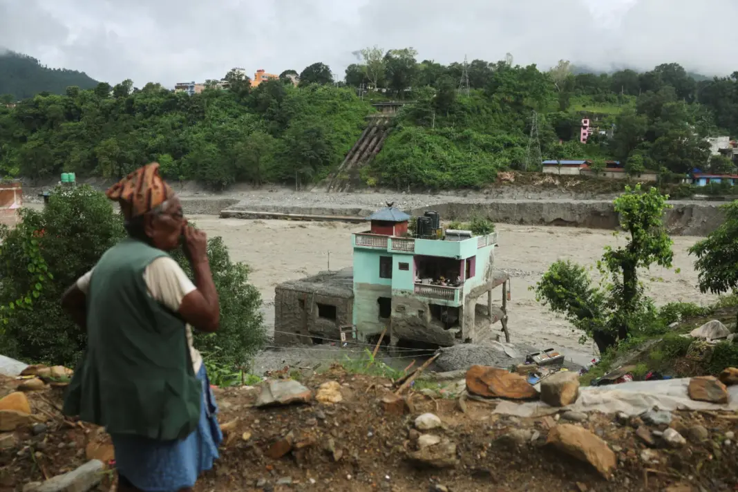 La última cifra total dada por las autoridades de Nepal y China cifra el número de muertos en 1.003 y el de desaparecidos a 4.462 personas a ambos lados de la montaña