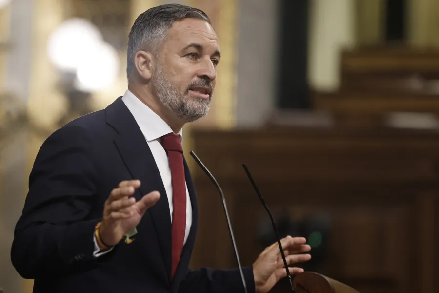 El líder de VOX, Santiago Abascal, durante su intervención este jueves en el pleno extraordinario en el que el presidente del Gobierno, Pedro Sánchez, comparece para explicar sus decisiones en la crisis migratoria sufrida por Ceuta. EFE/ Sergio Perez