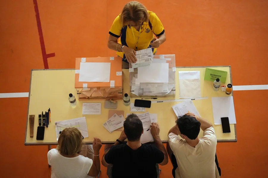 Personal de Correos entrega votos por correo en una mesa electoral en una imagen de archivo. EFE/Alejandro García