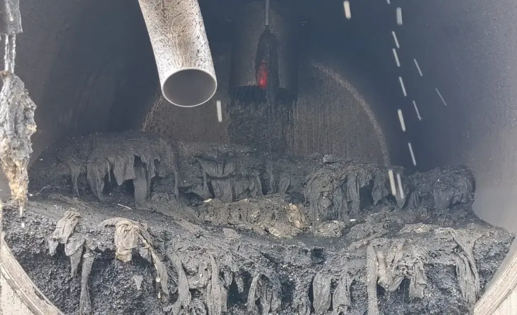 Retirada de toallitas húmedas de la red de saneamiento. Imagen cedida