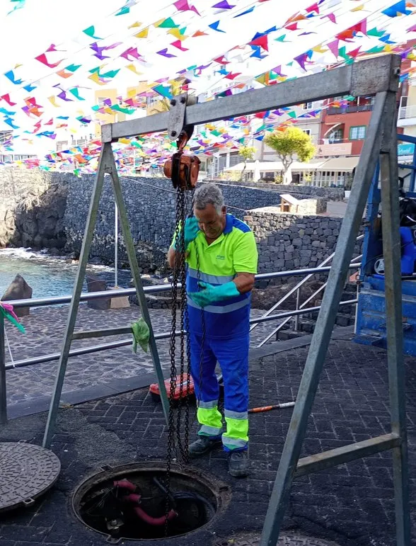 Retirada de toallitas húmedas de la red de saneamiento. Imagen cedida