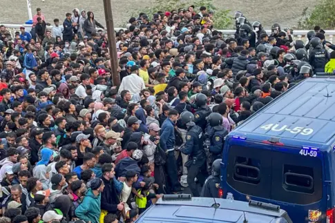Decenas de los 3.000 migrantes trasladados al puerto de Ceuta se saltan el cordón policial