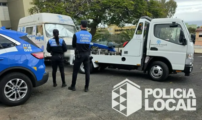 La retirada de estos vehículos se produce tras reforzar la Policía Local de Santa Cruz de Tenerife el control de la situación de los vehículos abandonados