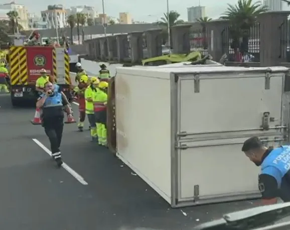 Vuelco de camión en la Avenida Marítima de Las Palmas de Gran Canaria. Imagen cedida