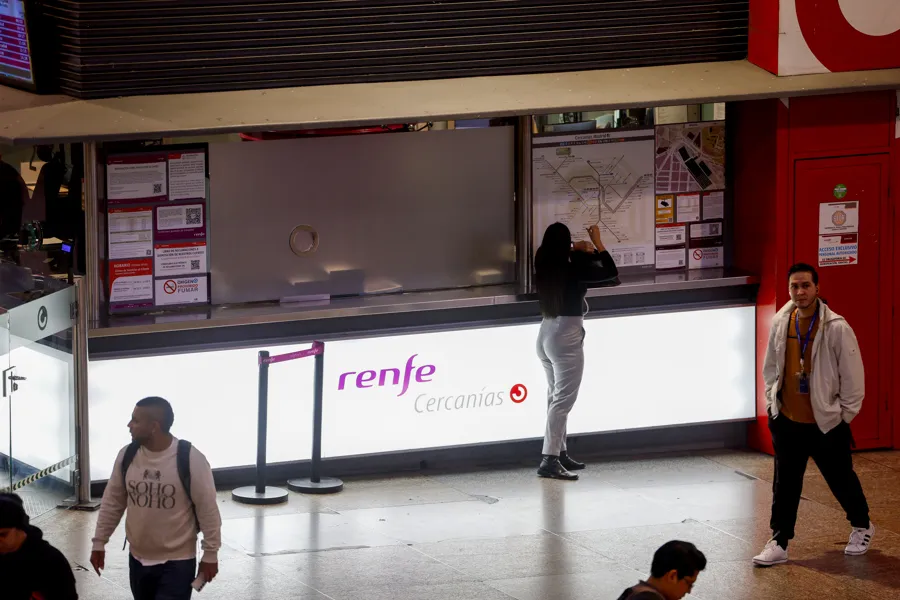 Stand de información de Renfe Cercanías en la estación de Atocha este jueves, en el que coinciden la huelga de 24 horas convocada por el sindicato de maquinistas y la suspensión de la línea Madrid-Andalucía de alta velocidad por el accidente ferroviario de Urda (Toledo) ocurrido este miércoles. EFE/ Javier Lizon