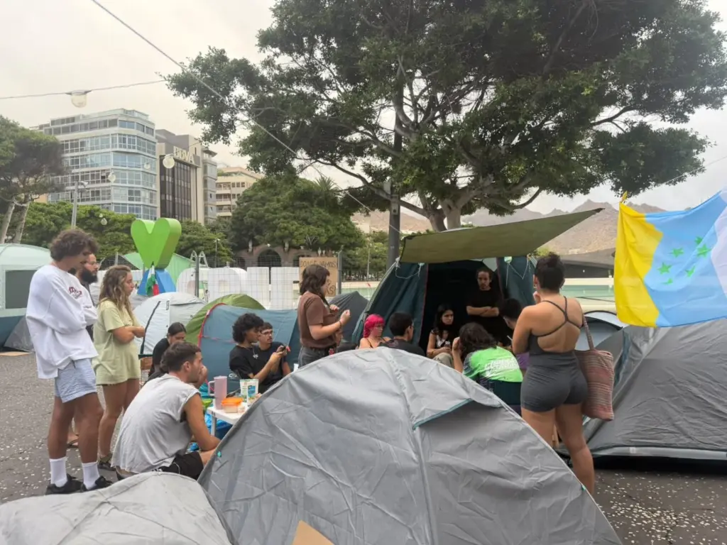 Acampada en Santa Cruz de Tenerife por la vivienda. Foto: Yamila Herrera