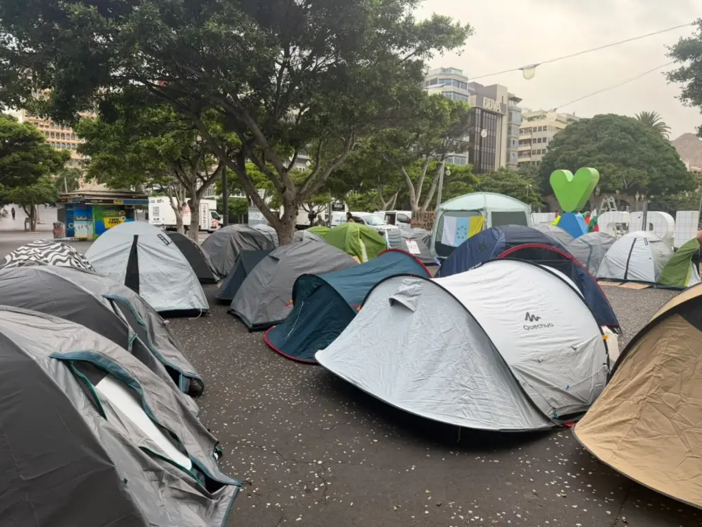 Acampada en Santa Cruz de Tenerife por la vivienda. Foto: Yamila Herrera