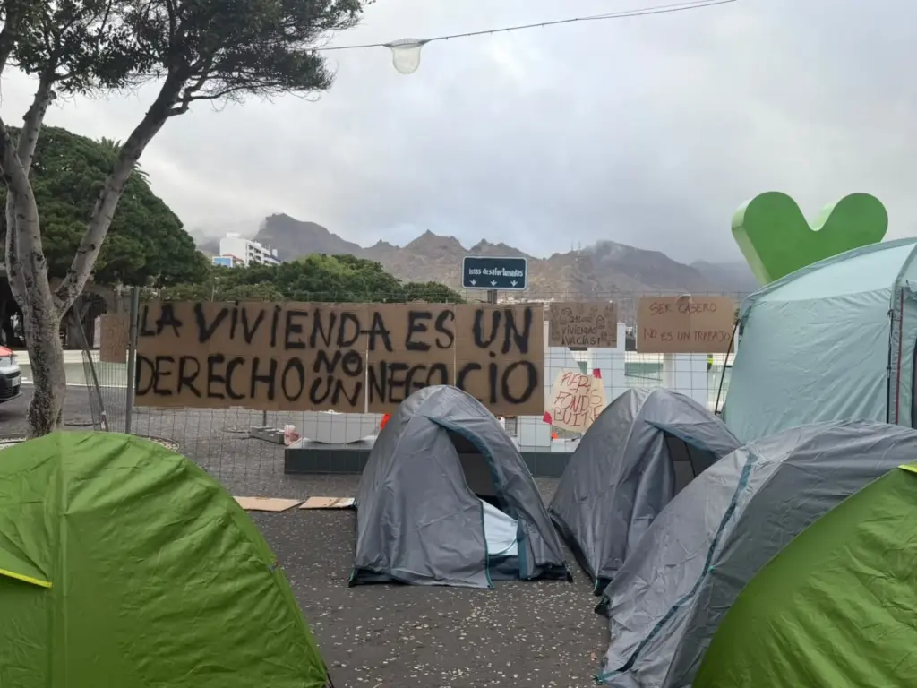 Acampada en Santa Cruz de Tenerife por la vivienda. Foto: Yamila Herrera
