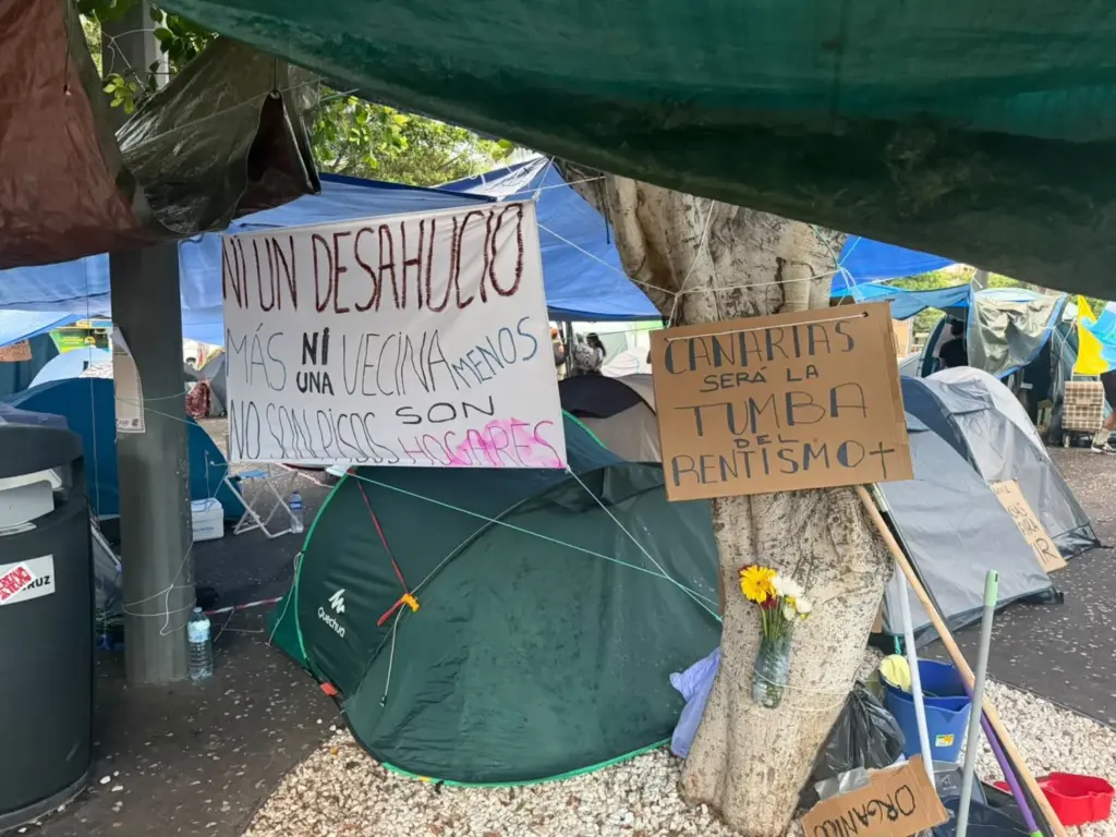 campadas Tenerife en el día de la votación en el Congreso de los decretos de vivienda. Foto: Yamila Herrera
