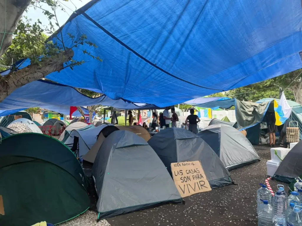 campadas Tenerife en el día de la votación en el Congreso de los decretos de vivienda. Foto: Yamila Herrera