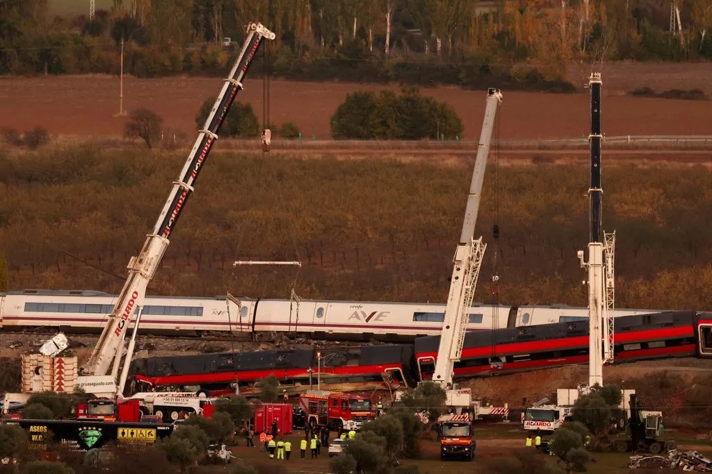 Grúas se utilizan en el lugar del accidente un día después de que dos trenes de alta velocidad chocaran entre las localidades de Mora y Orgaz, cerca de Toledo