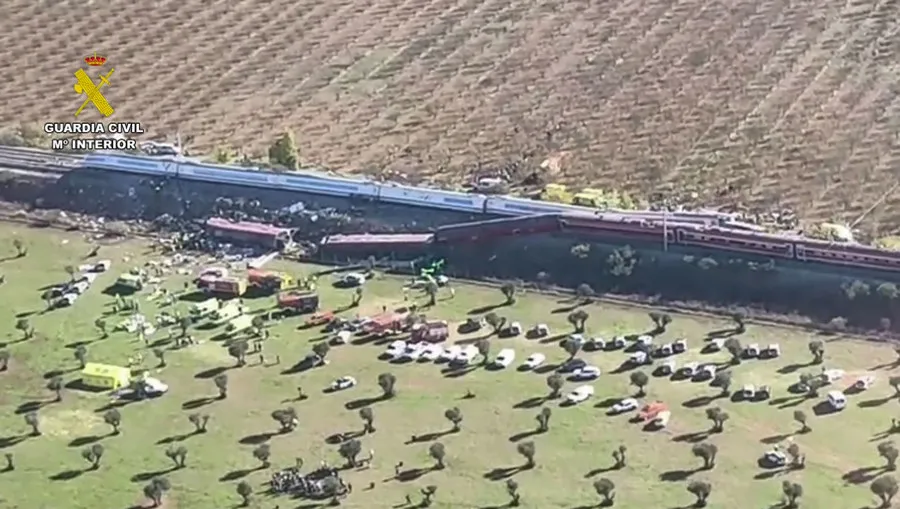 Capturas de vídeo de un dron de la Guardia Civil que muestra los dos trenes de alta velocidad, uno de Renfe y otro de Iryo, han colisionado a primera hora de este miércoles a la altura de la estación de Urda (Toledo), donde al menos hay diez fallecidos