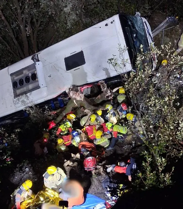 Al menos veinte heridos en un accidente entre una guagua y un turismo en Barcelona
