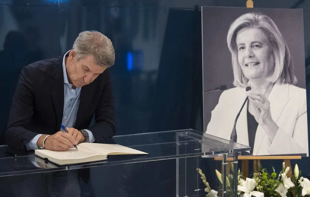Alberto Núñez Feijóo firma en el libro de condolencias tras el fallecimiento de Fátima Báñez