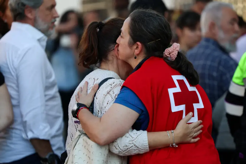 Atención Cruz Roja familiares accidente trenes. Reuters