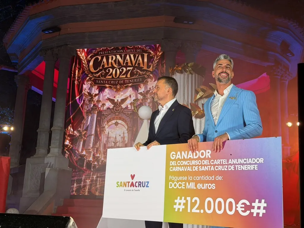 José Manuel Bermúdez y Javier Caraballero con el premio del ganador