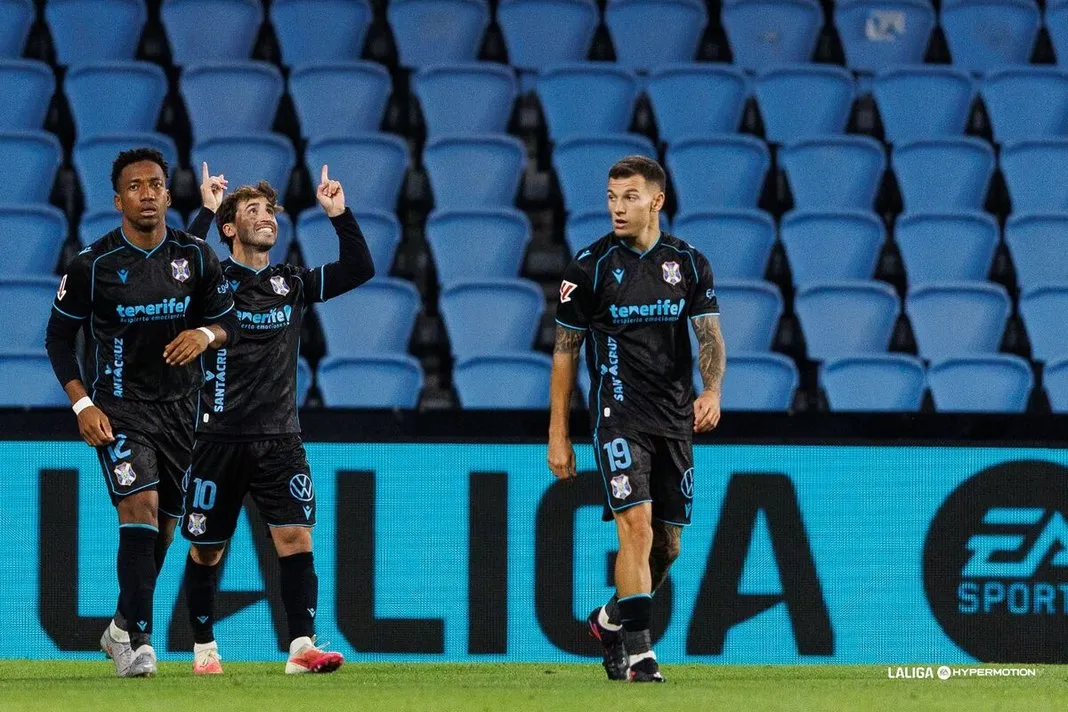 Jugadores del CD Tenerife durante el partido contra el Celta Fortuna