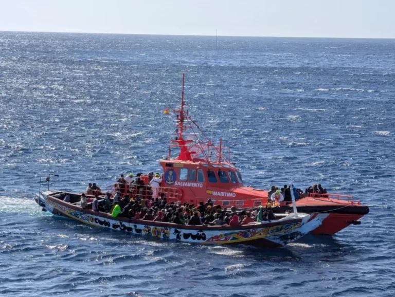 Salvamento Marítimo escolta hasta La Restinga a un segundo cayuco localizado este domingo