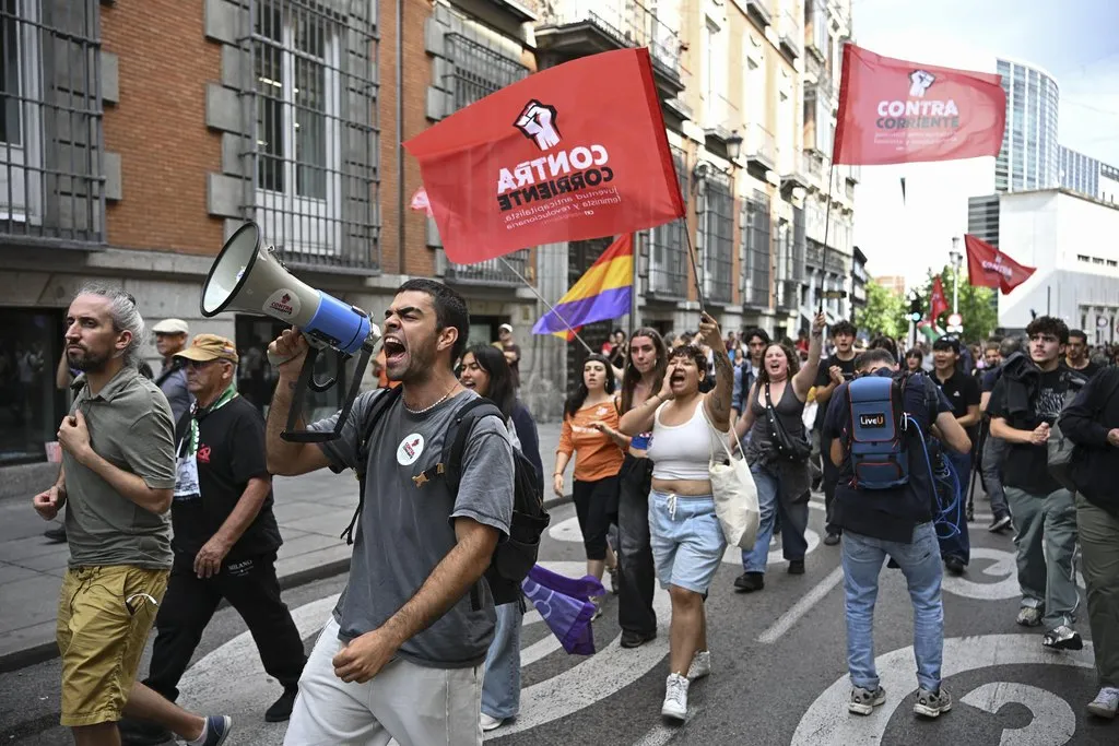 Los manifestantes regresan a la Puerta del Sol desde el Congreso de los Diputados tras la votación de los dos decretos sobre vivienda. Centenares de acampados en la Puerta del Sol en demanda de medidas para hacer frente a la crisis de la vivienda se han concentrado a las inmediaciones del Congreso de los Diputados de cara al debate y la votación de los dos decretos sobre vivienda que previsiblemente serán rechazados este viernes por la Cámara Baja. EFE/Fernando Villar