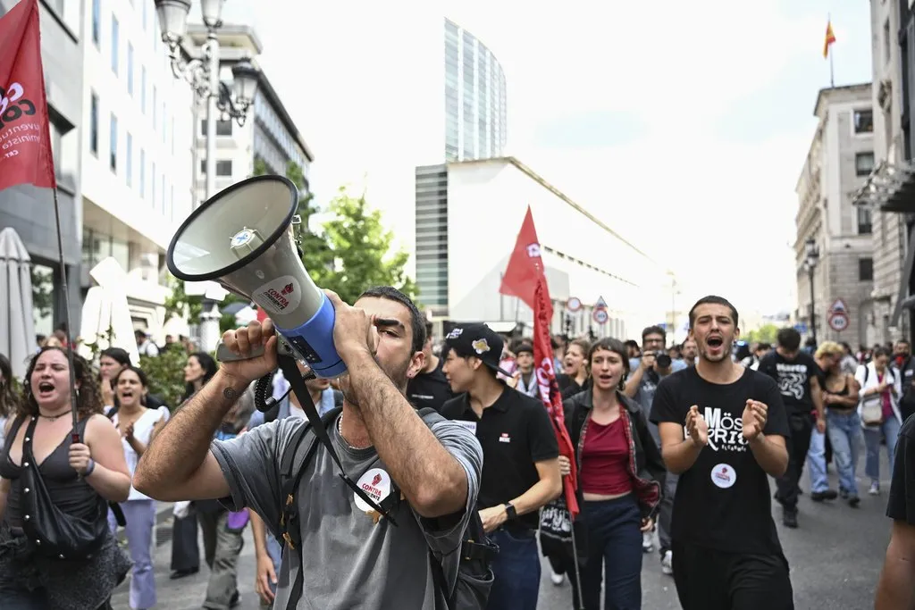 Los manifestantes regresan a la Puerta del Sol desde el Congreso de los Diputados tras la votación de los dos decretos sobre vivienda. Centenares de acampados en la Puerta del Sol en demanda de medidas para hacer frente a la crisis de la vivienda se han concentrado a las inmediaciones del Congreso de los Diputados de cara al debate y la votación de los dos decretos sobre vivienda que previsiblemente serán rechazados este viernes por la Cámara Baja. EFE/Fernando Villar