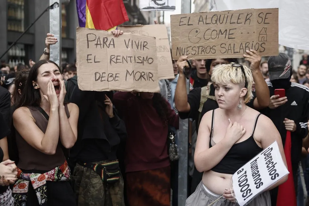 Los manifestantes en las inmediaciones del Congreso de los Diputados tras la votación de los dos decretos sobre vivienda. Centenares de acampados en la Puerta del Sol en demanda de medidas para hacer frente a la crisis de la vivienda se han concentrado a las inmediaciones del Congreso de los Diputados de cara al debate y la votación de los dos decretos sobre vivienda que previsiblemente serán rechazados este viernes por la Cámara Baja. EFE/Sergio Pérez