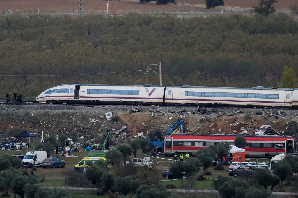 Colisión de dos trenes de alta velocidad entre las localidades de Mora y Orgaz