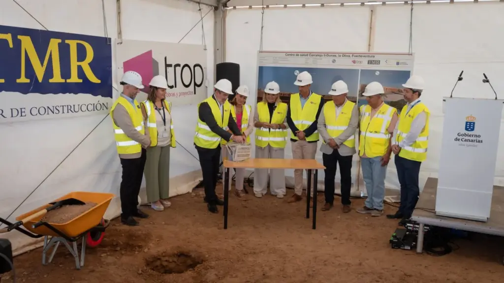 Clavijo pone primera piedra del Centro de Salud Corralejo II con inversión de 9,9 millones