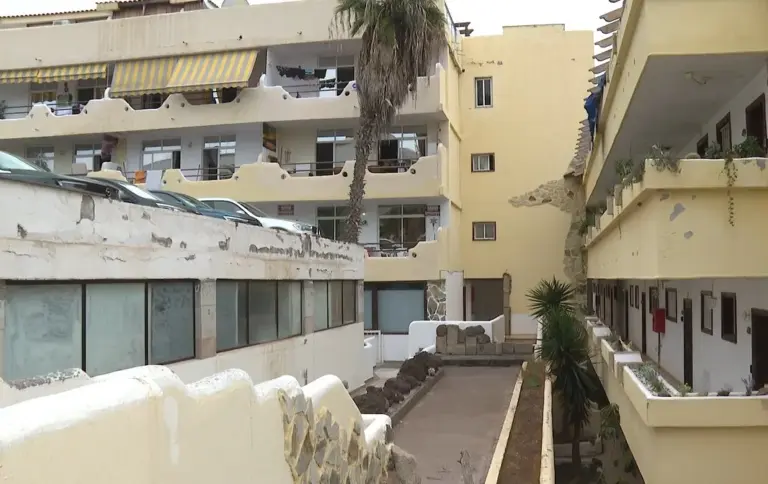 Denuncian infraviviendas e irregularidades en el Marina Palace de Adeje