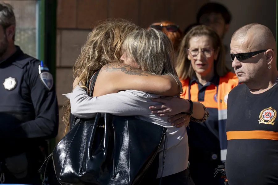 Dos mujeres se abrazan este miércoles en el pabellón polideportivo del municipio que se ha habilitado como espacio principal para la llegada de los heridos más leves del accidente. Efe