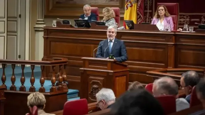 El Parlamento canario pide facilitar el acceso de menores a espectáculos y financiar el traslado de pacientes fallecidos