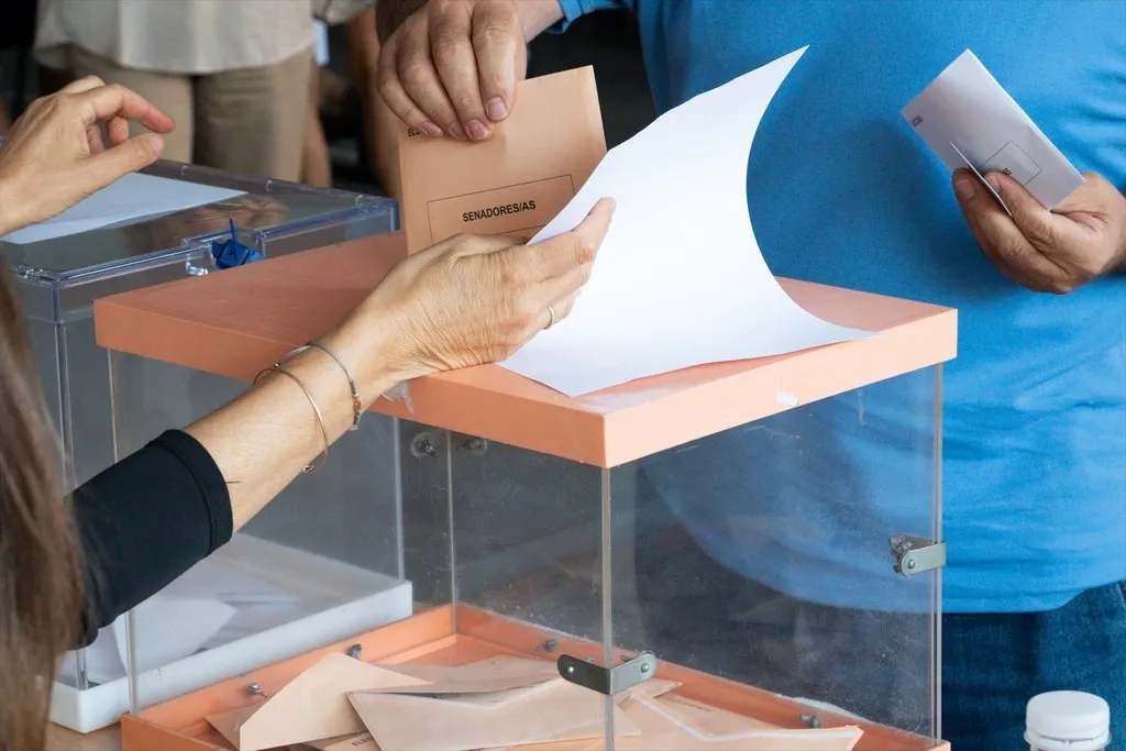 España celebrará nuevas elecciones generales el 29 de noviembre. Una persona deposita su voto en las urnas en una imagen de archivo / Europa Press