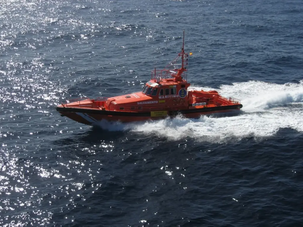 Archivo - Salvamar 'Adhara' de Salvamento Marítimo con base en la isla de El Hierro- SALVAMENTO MARÍTIMO - ArchivoVALVERDE (EL HIERRO), 22 (EUROPA PRESS)Salvamento Marítimo ha procedido este jueves a acompañar hasta el puerto de La Restinga a dos cayucos que han sido localizados este mediodía próximos a la isla de El Hierro.La primera embarcación, notificada por el radar SIVE de la Guardia Civil sobre las 12.00 horas de este jueves, fue detectada navegando a unas diez millas al sur de La Restinga. Una vez localizada, la Salvamar Dipha lo ha acompañado hasta puerto, según ha informado el organismo estatal a Europa Press.