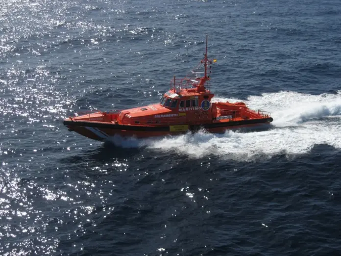 Archivo - Salvamar 'Adhara' de Salvamento Marítimo con base en la isla de El Hierro - SALVAMENTO MARÍTIMO - Archivo VALVERDE (EL HIERRO), 22 (EUROPA PRESS) Salvamento Marítimo ha procedido este jueves a acompañar hasta el puerto de La Restinga a dos cayucos que han sido localizados este mediodía próximos a la isla de El Hierro. La primera embarcación, notificada por el radar SIVE de la Guardia Civil sobre las 12.00 horas de este jueves, fue detectada navegando a unas diez millas al sur de La Restinga. Una vez localizada, la Salvamar Dipha lo ha acompañado hasta puerto, según ha informado el organismo estatal a Europa Press.