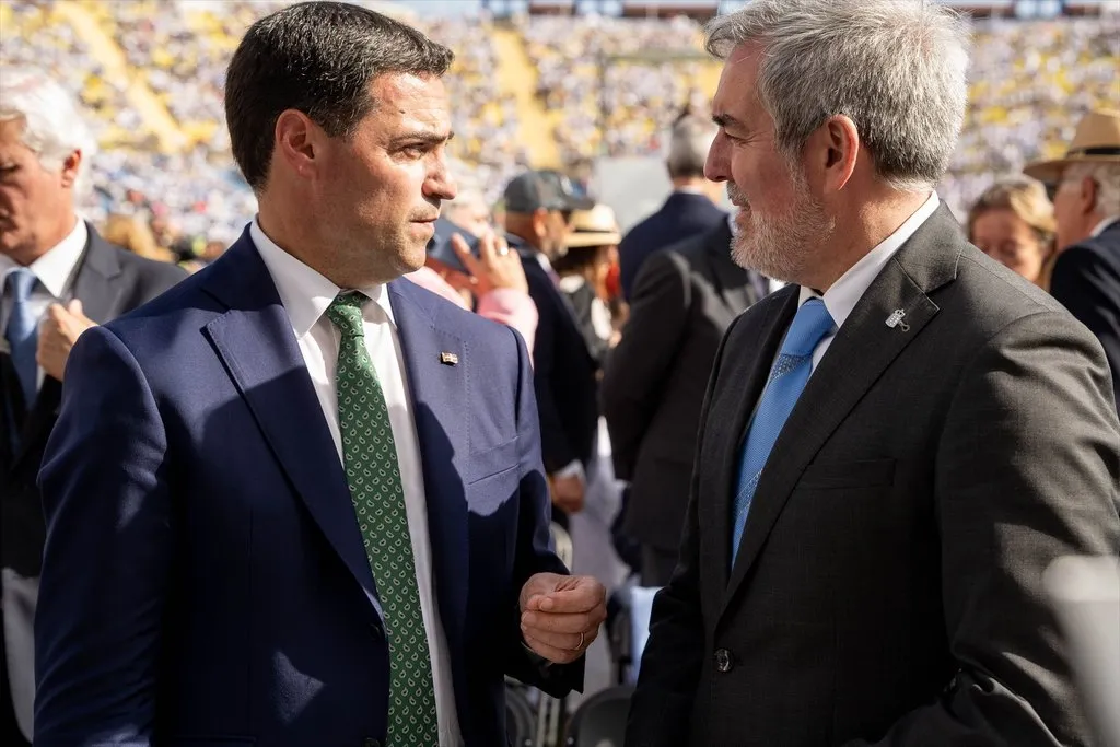 El Lehendakari, Imanol Pradales (i) conversa con el presidente del Gobierno de Canarias, Fernando Clavijo (d), en una imagen de archivo / Europa Press