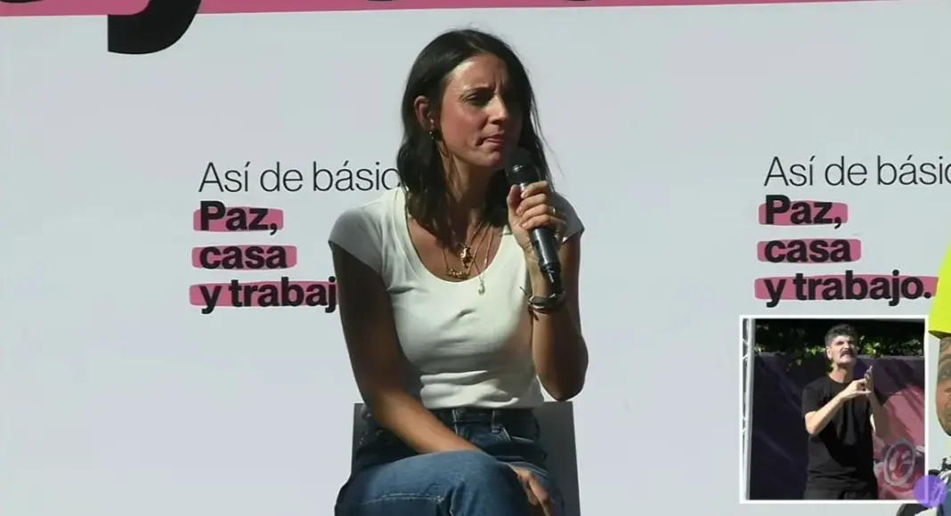 La secretaria política de Podemos, Irene Montero, durante su intervención en el acto 'Así de básico: paz, casa y trabajo', celebrado este sábado en Getafe (Madrid).