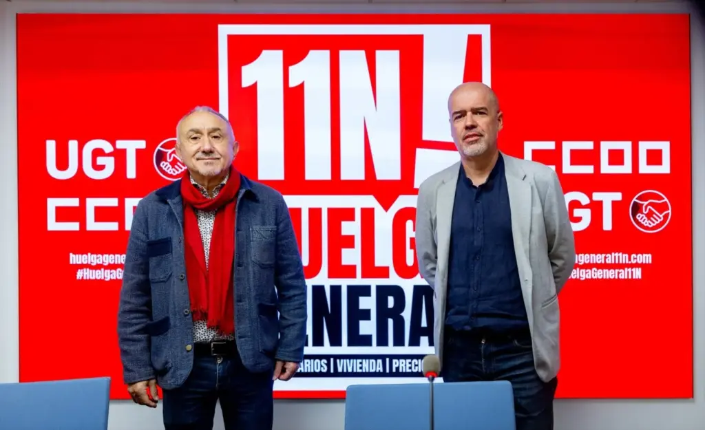 El secretario general de UGT, Pepe Álvarez (i), y el secretario general de CCOO, Unai Sordo (d), durante una rueda de prensa, en la sede de UGT, a 13 de octubre de 2026, en Madrid (España).