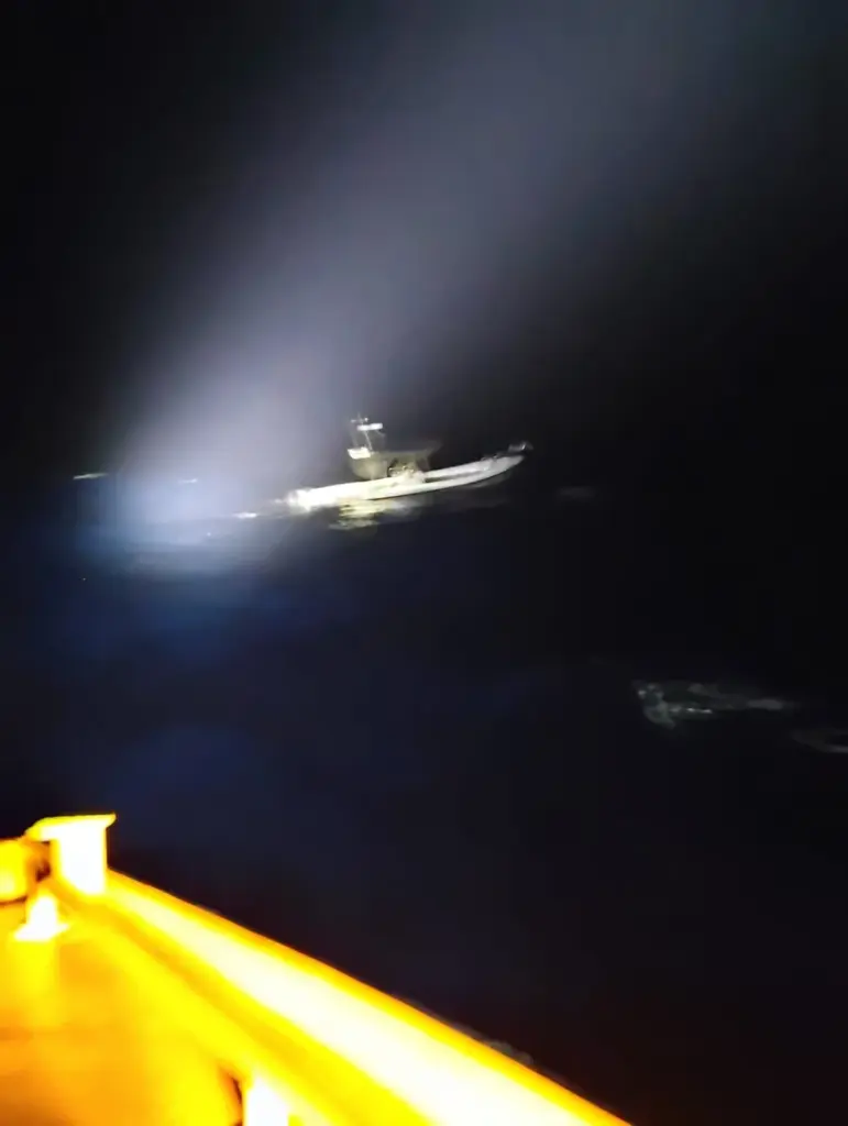Salvamento Marítimo durante el rescate de dos tripulantes de una embarcación semirrigida que se hundía en aguas de Maspalomas, en Gran Canaria REMITIDA / HANDOUT por SALVAMENTO MARÍTIMO