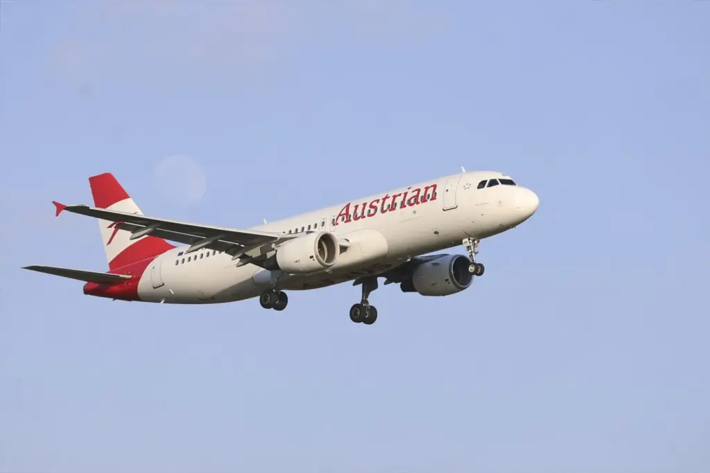 Archivo - Un Airbus A320 de Austrian Airlines en aproximación al aeropuerto de Düsseldorf. - Oliver Kaelke/Defodi Images / Zuma Press / Europa